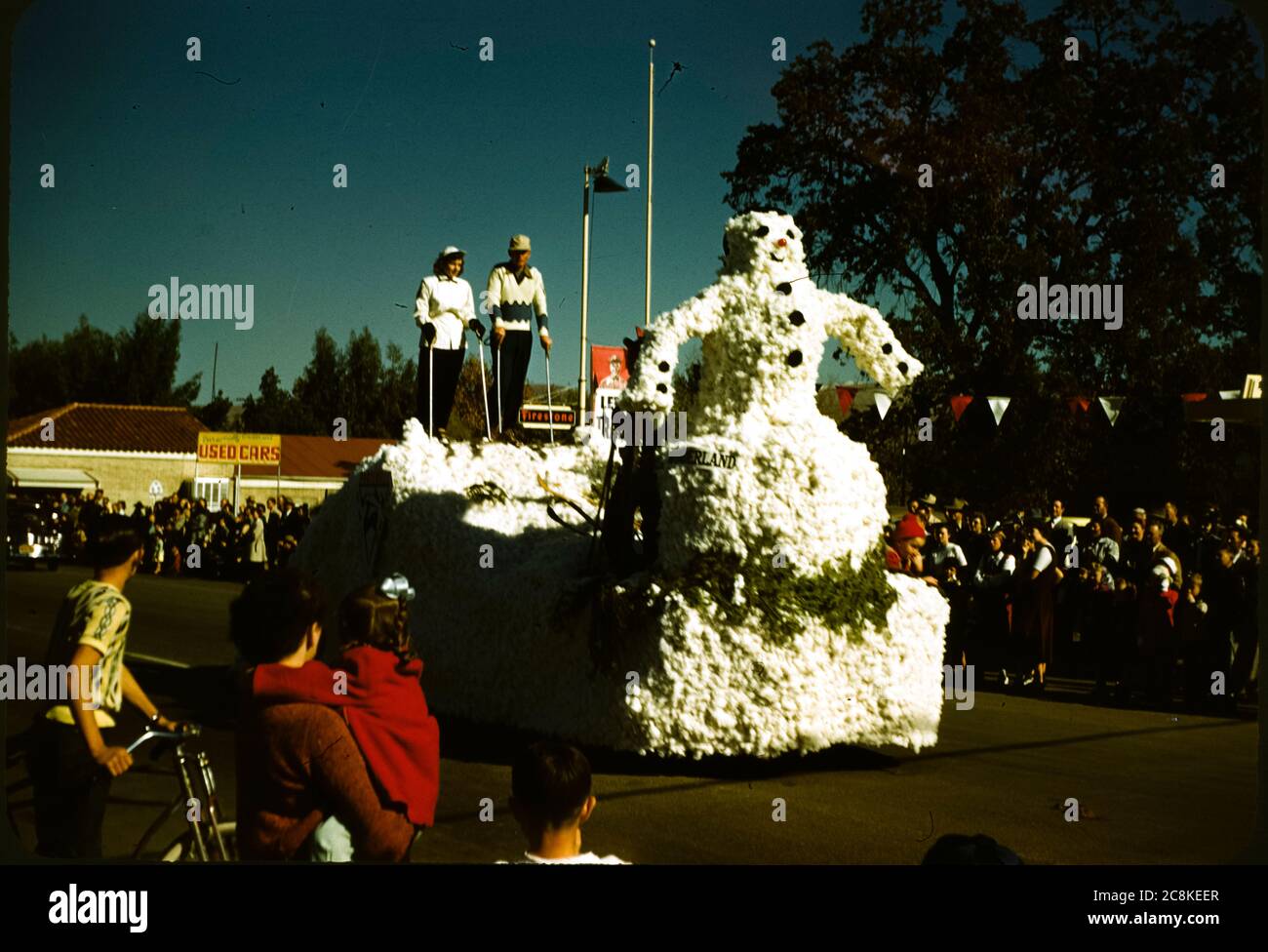 La sfilata di Snowman passa durante la Veterans Day Parade a Porterville, California, nel novembre 1954. Foto Stock