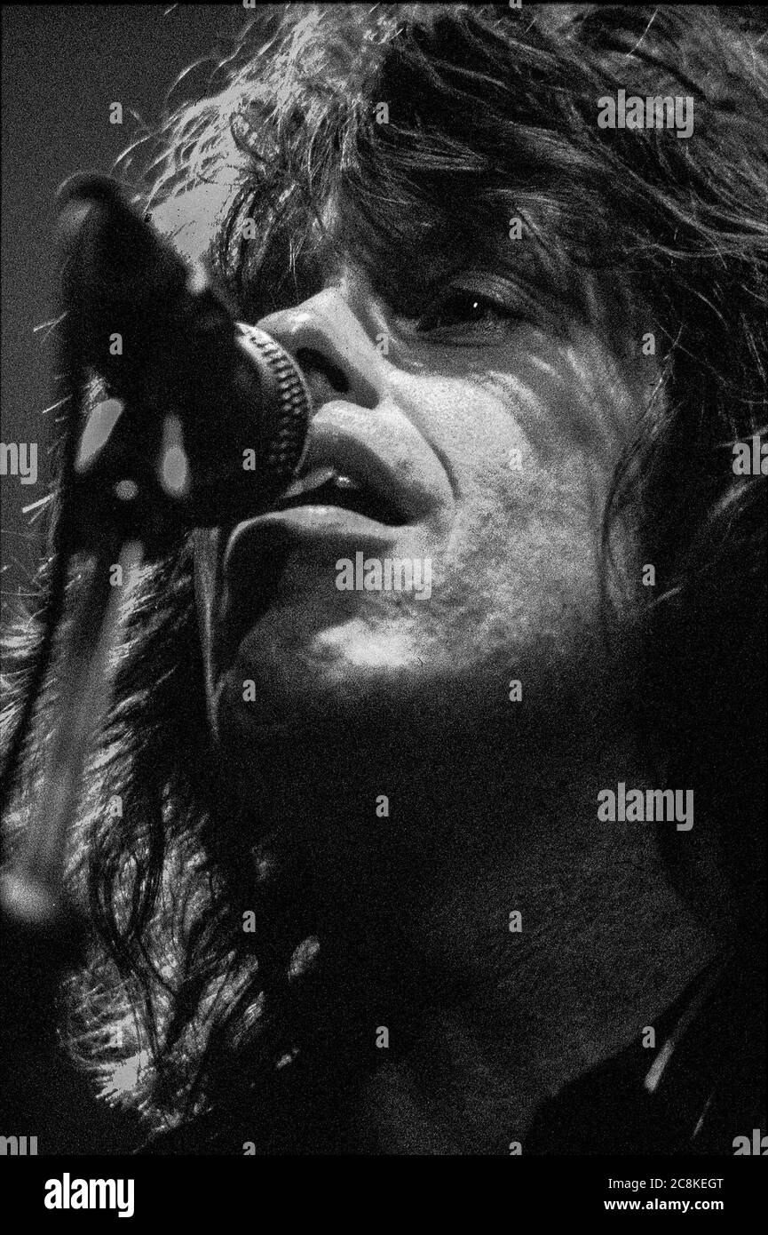 Londra, Regno Unito. 2 novembre 2002 Mike Scott - cantante dei Waterboys che si esibiscono dal vivo. Andrew Fosker / Alamy Foto Stock