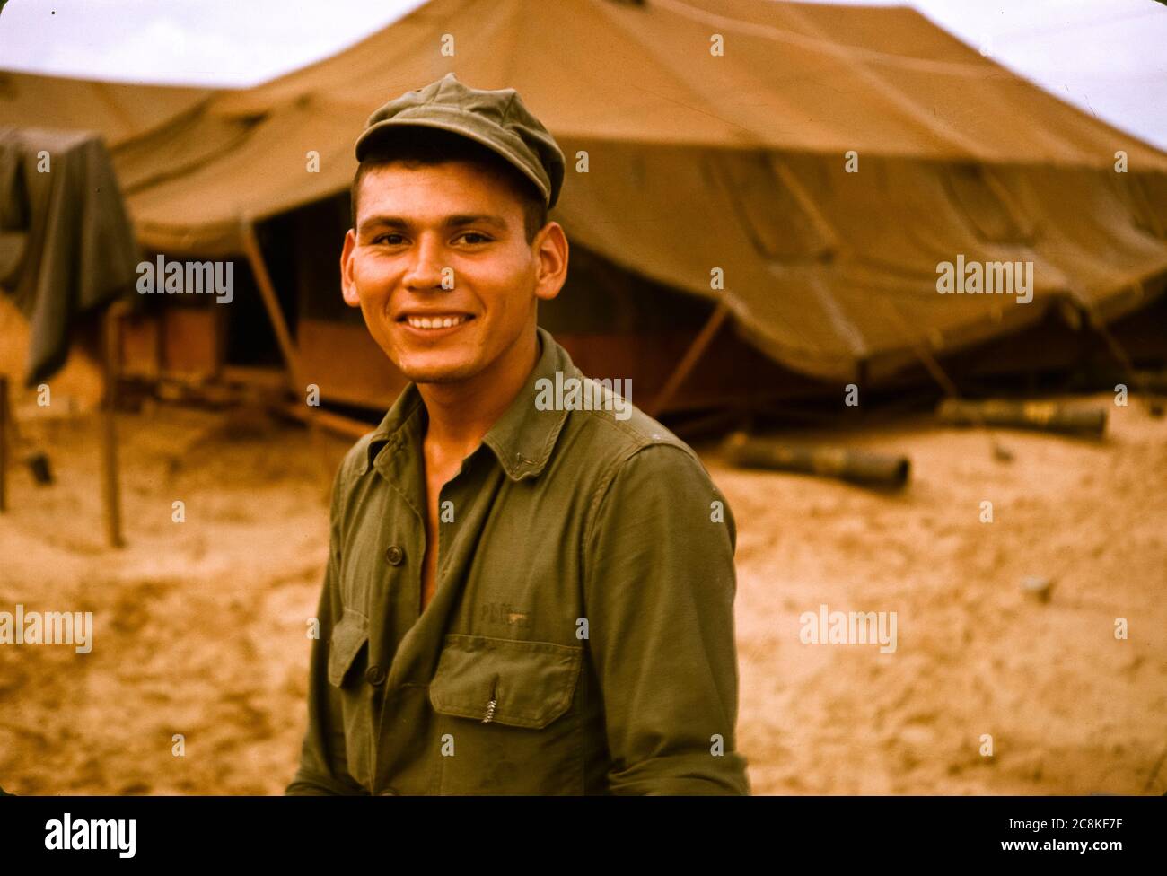 Ritratto marino degli Stati Uniti di soldato in piedi davanti alla tenda nel 1965 Foto Stock