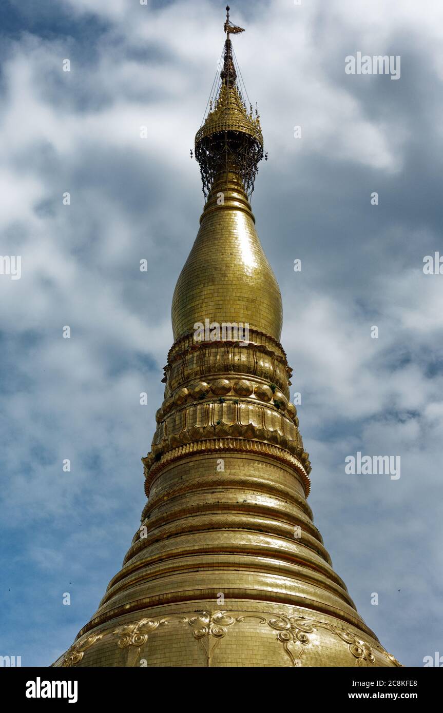 Il pinnacolo della pagoda Shwedagon con turbante, sbula contro il cielo Foto Stock