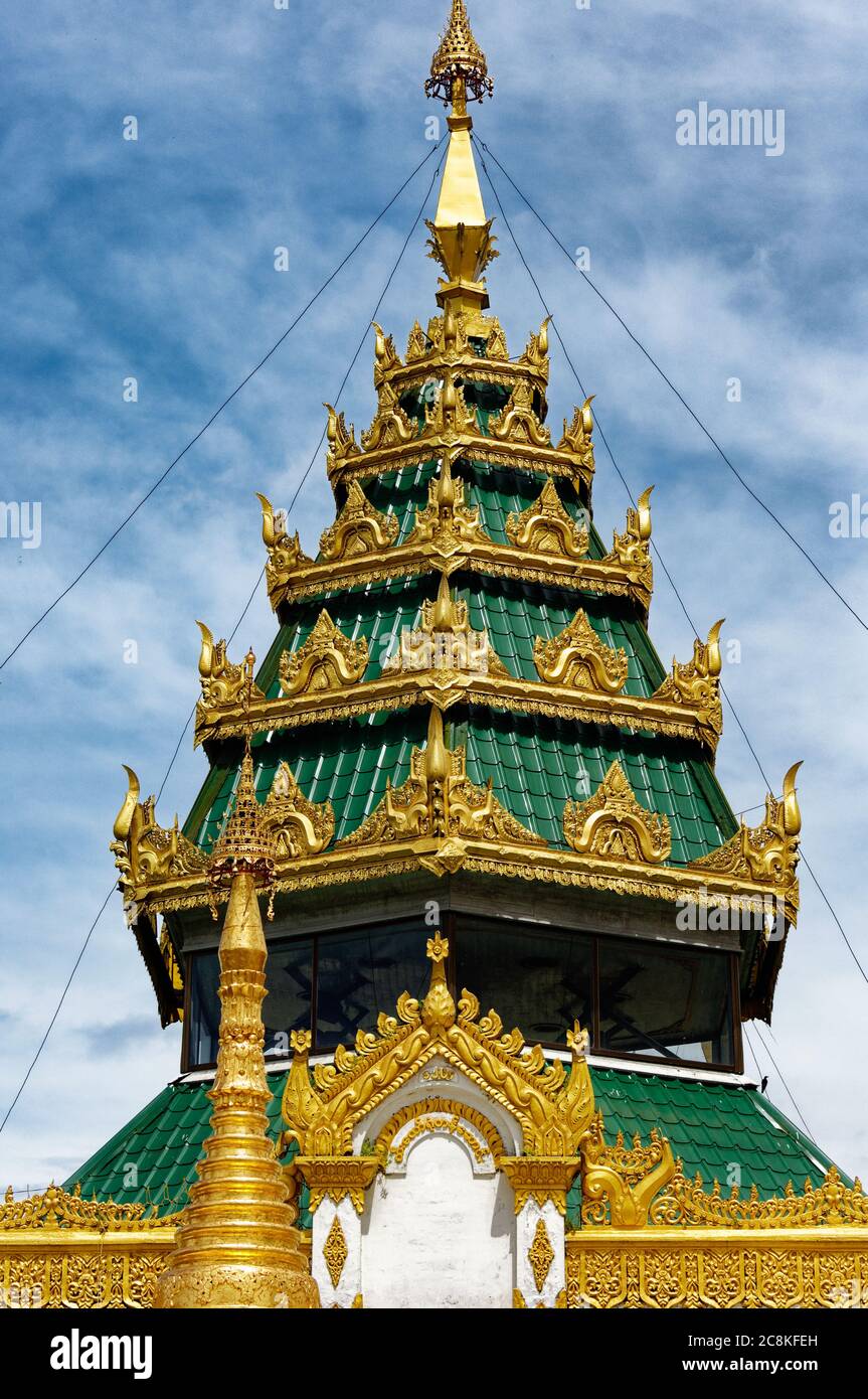 Golden disegni sulle guglie stupa con il cielo dietro, Shwedagon Pagoda, Yangon, Myanmar. Foto Stock