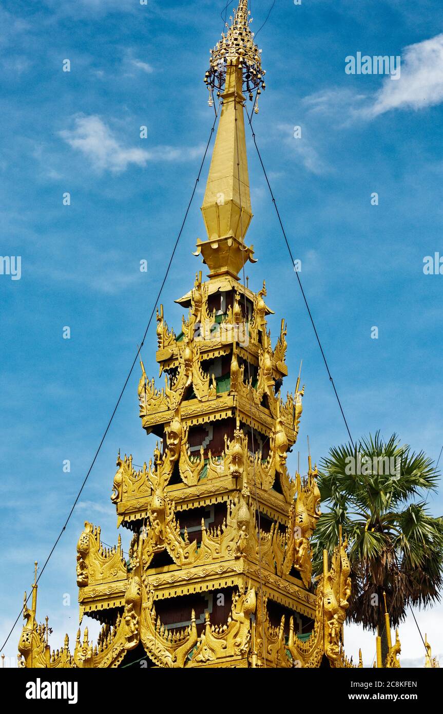 Golden disegni sulle guglie stupa con il cielo dietro, Shwedagon Pagoda, Yangon, Myanmar. Foto Stock