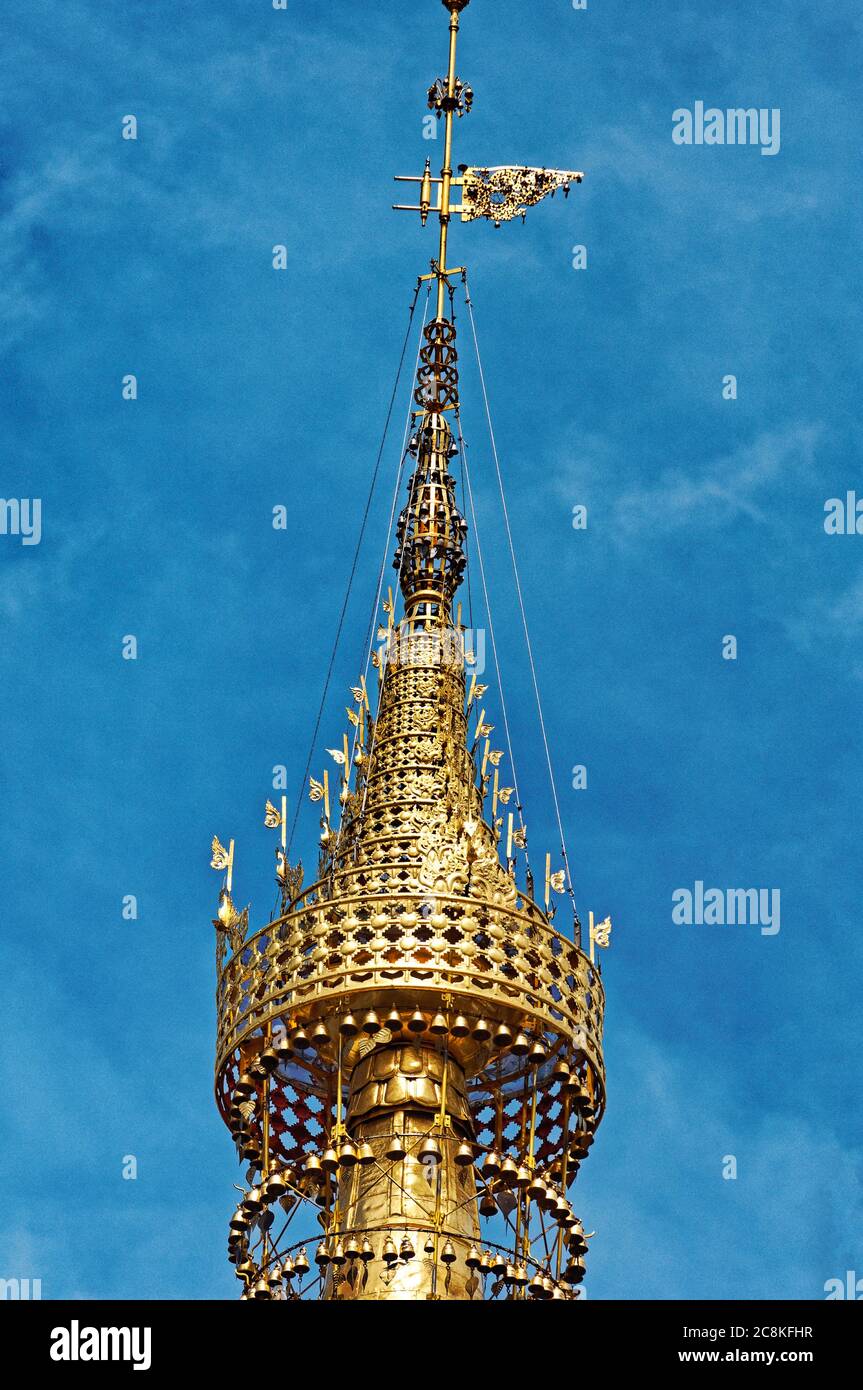 Il pinnacolo della pagoda Shwedagon con turbante, sbula contro il cielo blu profondo Foto Stock
