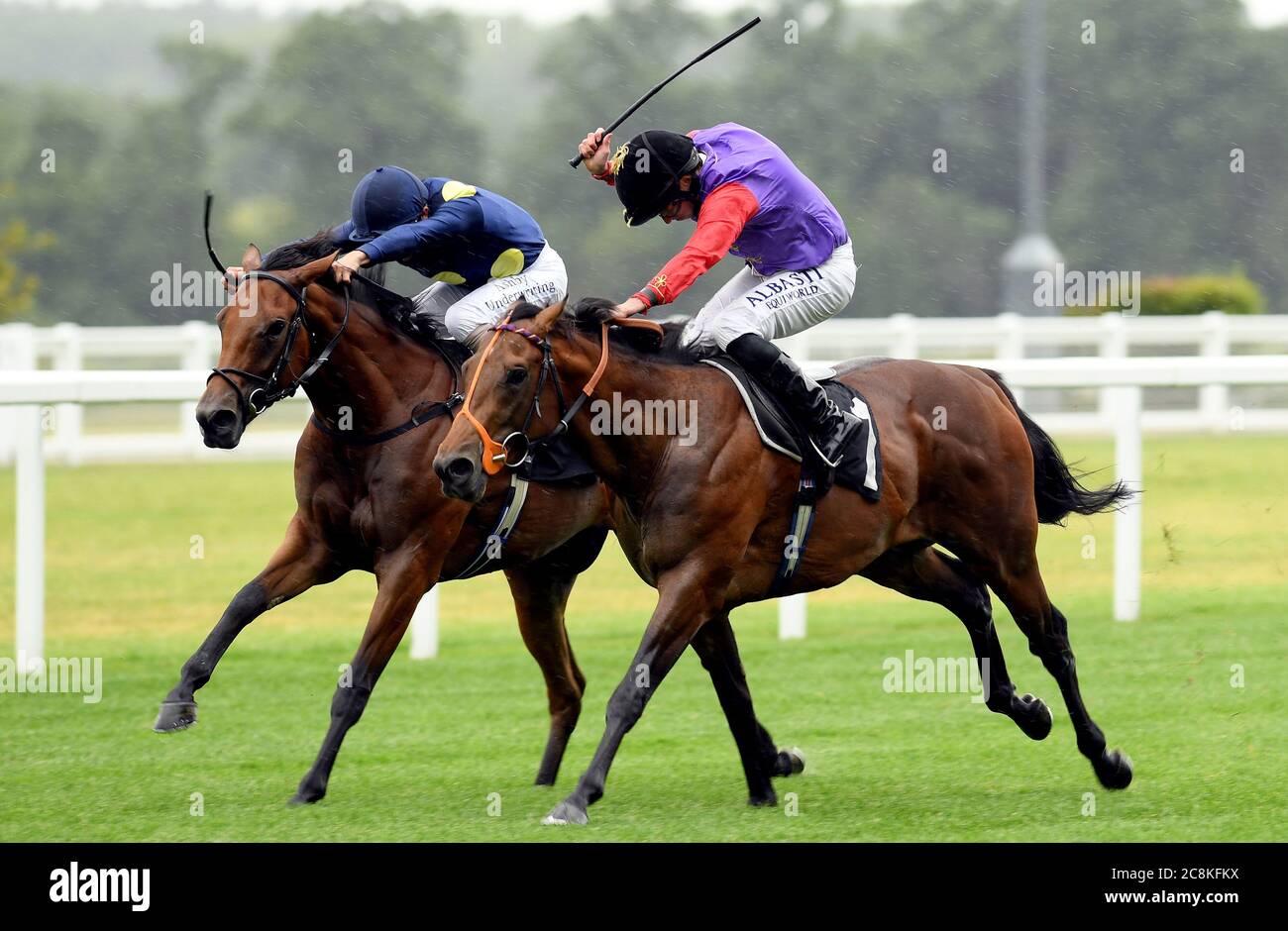 Star Cactus guidato da jockey Andrea Atzeni (a sinistra) sulla loro strada per vincere la Frimley NHS Foundation Ascot piloti volontari cameretta handicap Stakes presso l'ippodromo Ascot. Foto Stock