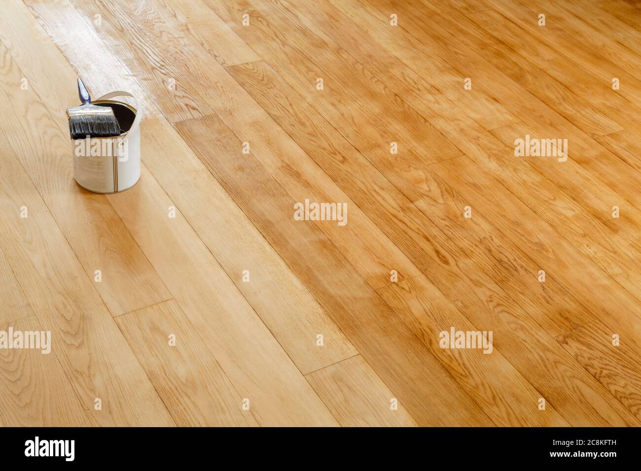 Ripristinare un pavimento in legno, levigare e macchiare il pavimento in legno in una stanza, Regno Unito Foto Stock