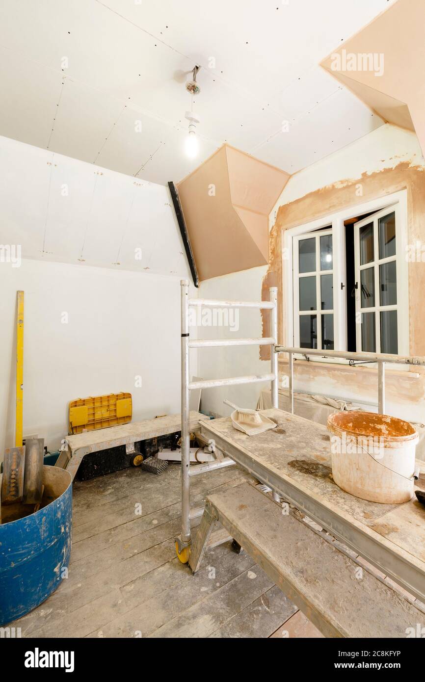 Installazione in gesso intonaco in casa ristrutturazione interna con intonacatura utensili, UK Foto Stock