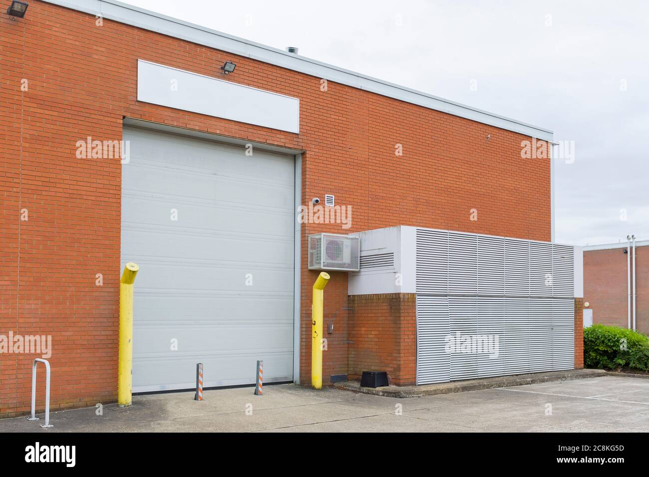 Unità di stoccaggio, magazzino o locali commerciali vuoti in una zona industriale in Inghilterra, Regno Unito Foto Stock