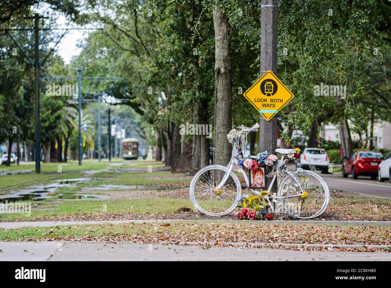 New Orleans, Louisiana/USA - 23/07/2020: White Bike in onore del Bicyclist ucciso su questo tratto di Carrollton Avenue Foto Stock