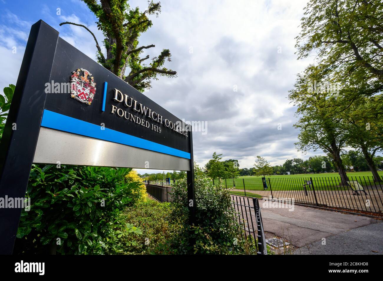 Cartello per la scuola per ragazzi del Dulwich College all'ingresso principale. Questo vialetto conduce agli edifici North Gravel e Barry. Dulwich è a sud di Londra Foto Stock