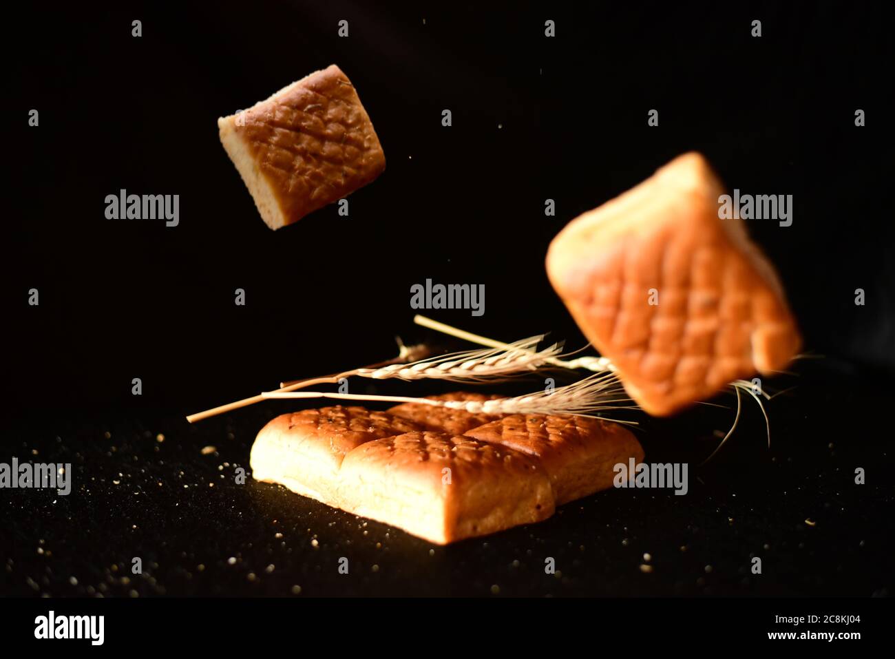 sfondo di pane con grano isolato su nero. Foto Stock