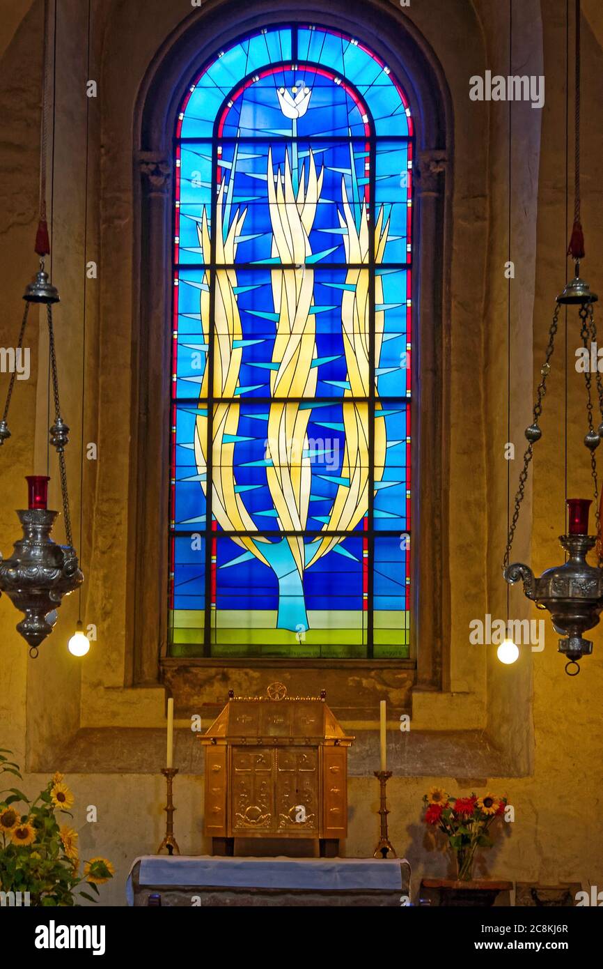 Moderna vetrata, blu, giallo, 1995, tabernacolo, candele bruciate, Cappella del Santissimo Sacramento, luce soffusa, Abbazia di San Mattia; Cath Foto Stock
