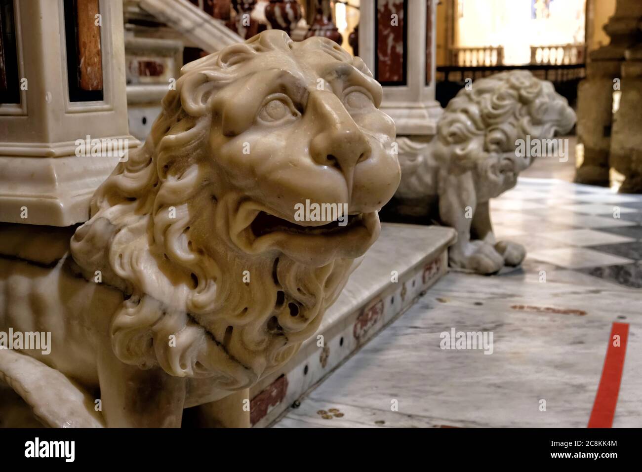 Vista ravvicinata della statua del leone all'interno della Cattedrale di Alghero, Italia Foto Stock