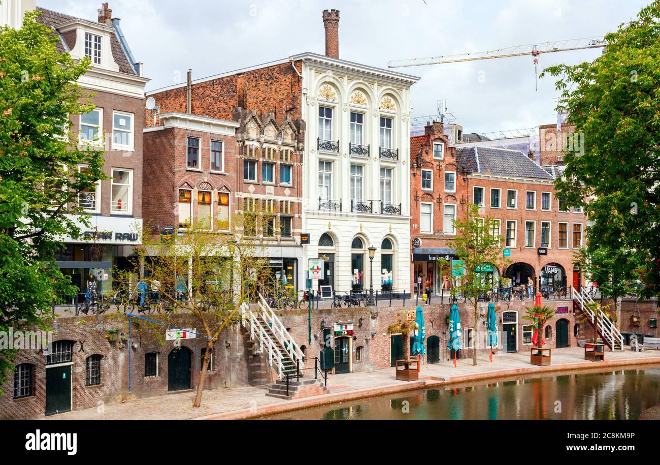 Centro di Utrecht. L'Oudegracht (canale Vecchio) con i moli medievali e il Fresenburch, una delle case monumentali. Paesi Bassi. Foto Stock