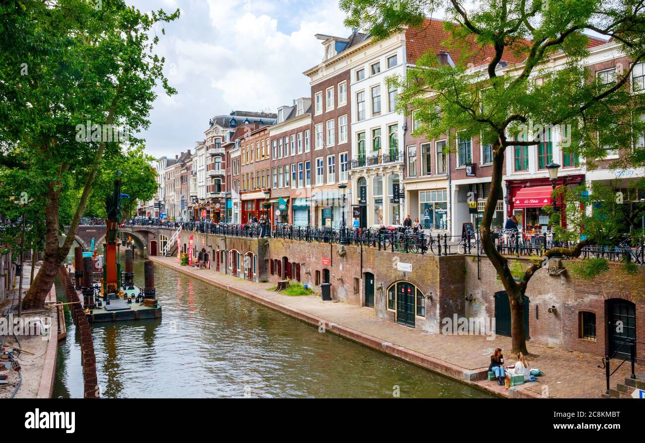 Centro di Utrecht. Case, negozi e i moli medievali presso l'Oudegracht (canale Vecchio) in una mattinata soleggiata. Paesi Bassi. Foto Stock