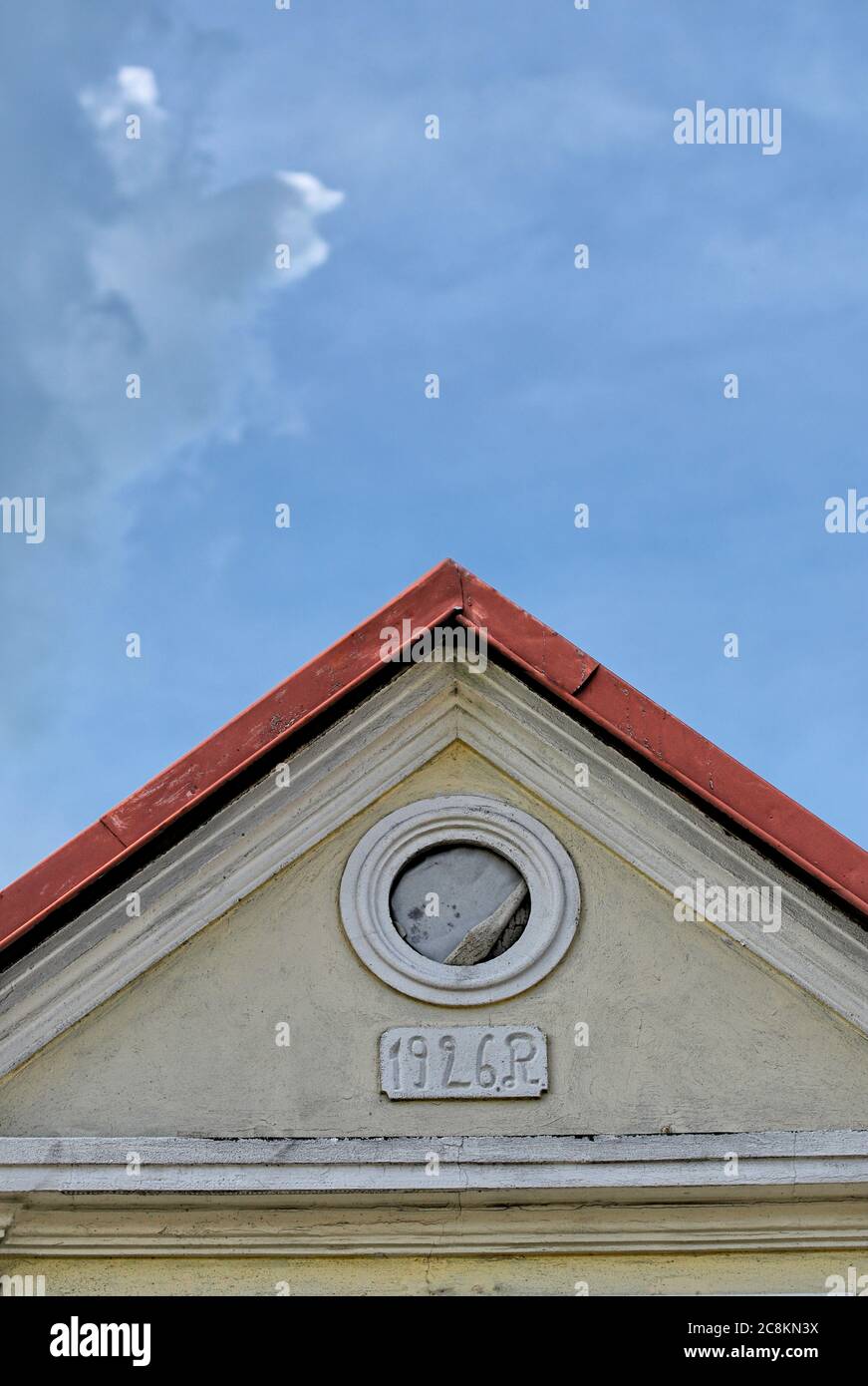 Parete a tegola con piccola finestra rotonda contro il cielo blu con spazio per la copia Foto Stock Parete a tegola con piccola finestra rotonda contro il cielo blu con spazio per la copia Foto Stock