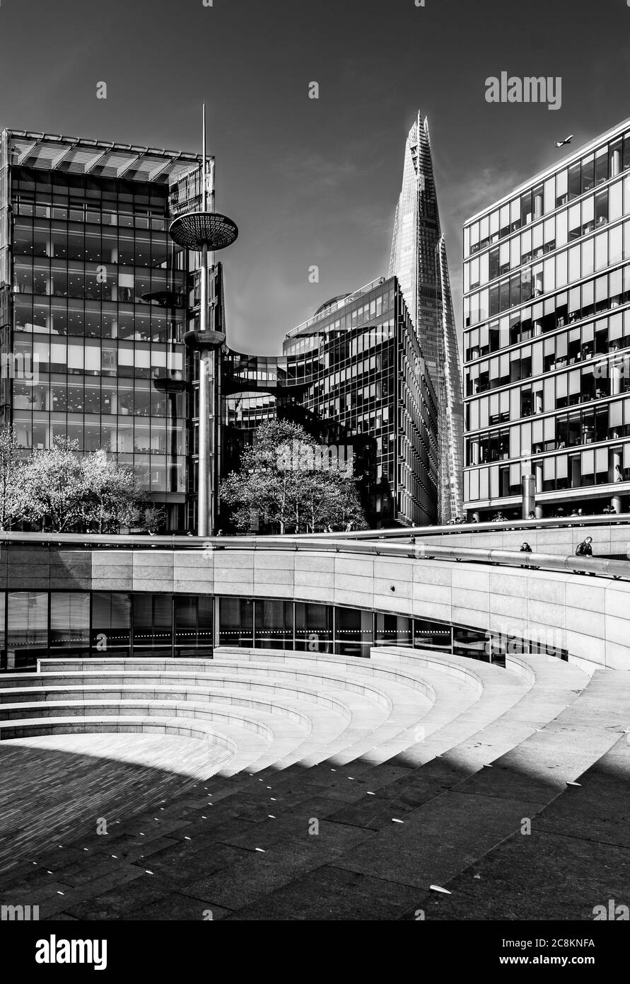 Il convogliatore in corrispondenza di più di Londra con la Shard e vetro di fronte edifici di uffici. Foto Stock