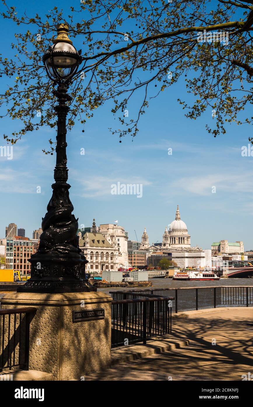 Vista della Cattedrale di San Paolo dalla Queen's Walk sulla riva sud del Tamigi Foto Stock