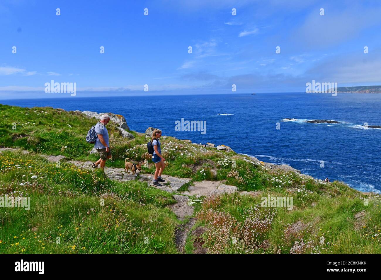 17 luglio National Trust Mayon Cliff's Walk tra Sennen Cove e Land's End in Cornovaglia in un pomeriggio caldo.Picture Credit Robert Timoney Foto Stock