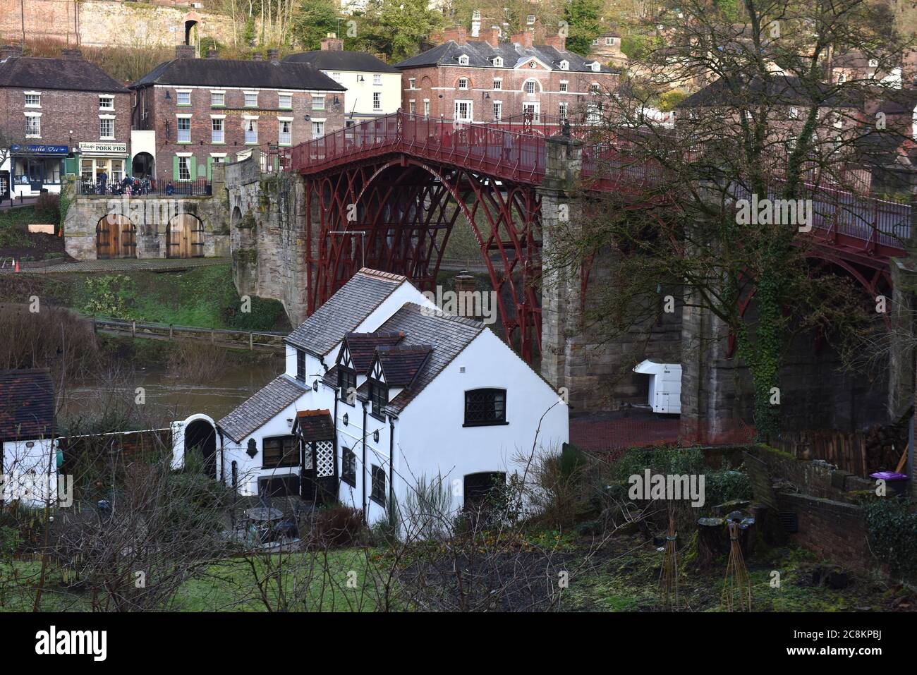 Ironbridge, Shropshire, UK un cottage lungo il fiume vicino al famoso ponte di ferro Foto Stock