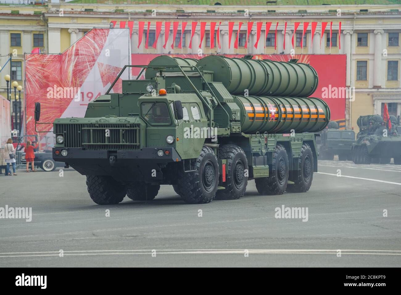 ST. PETERSBURG, RUSSIA - 20 GIUGNO 2020: Sistema missilistico antiaereo S-300PM primo piano. Frammento della prova della parata del giorno della Vittoria Foto Stock