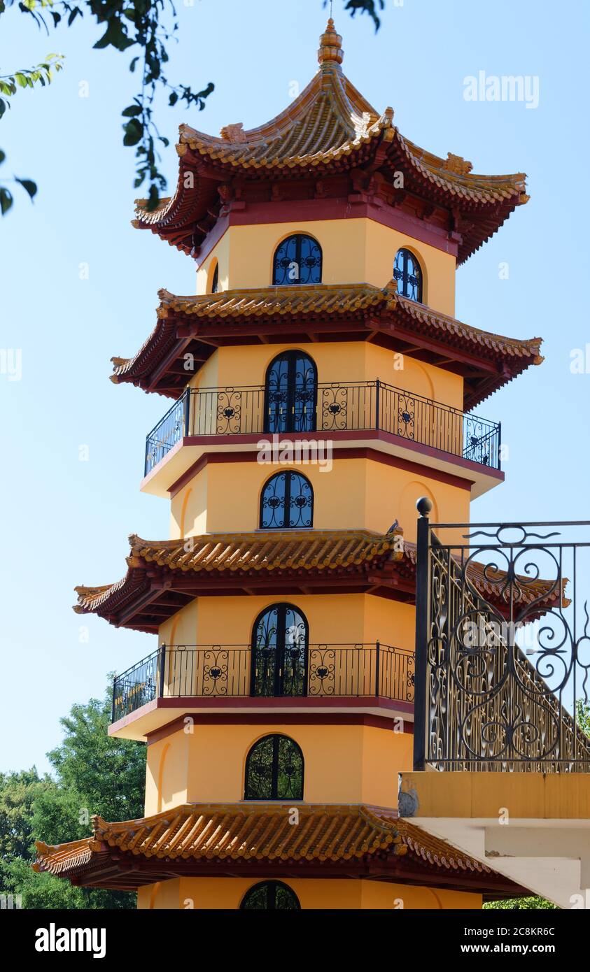 Khanh Anh è la più grande Pagoda Buddista d'Europa. Si trova a Evry, 30 km a sud di Parigi. Foto Stock