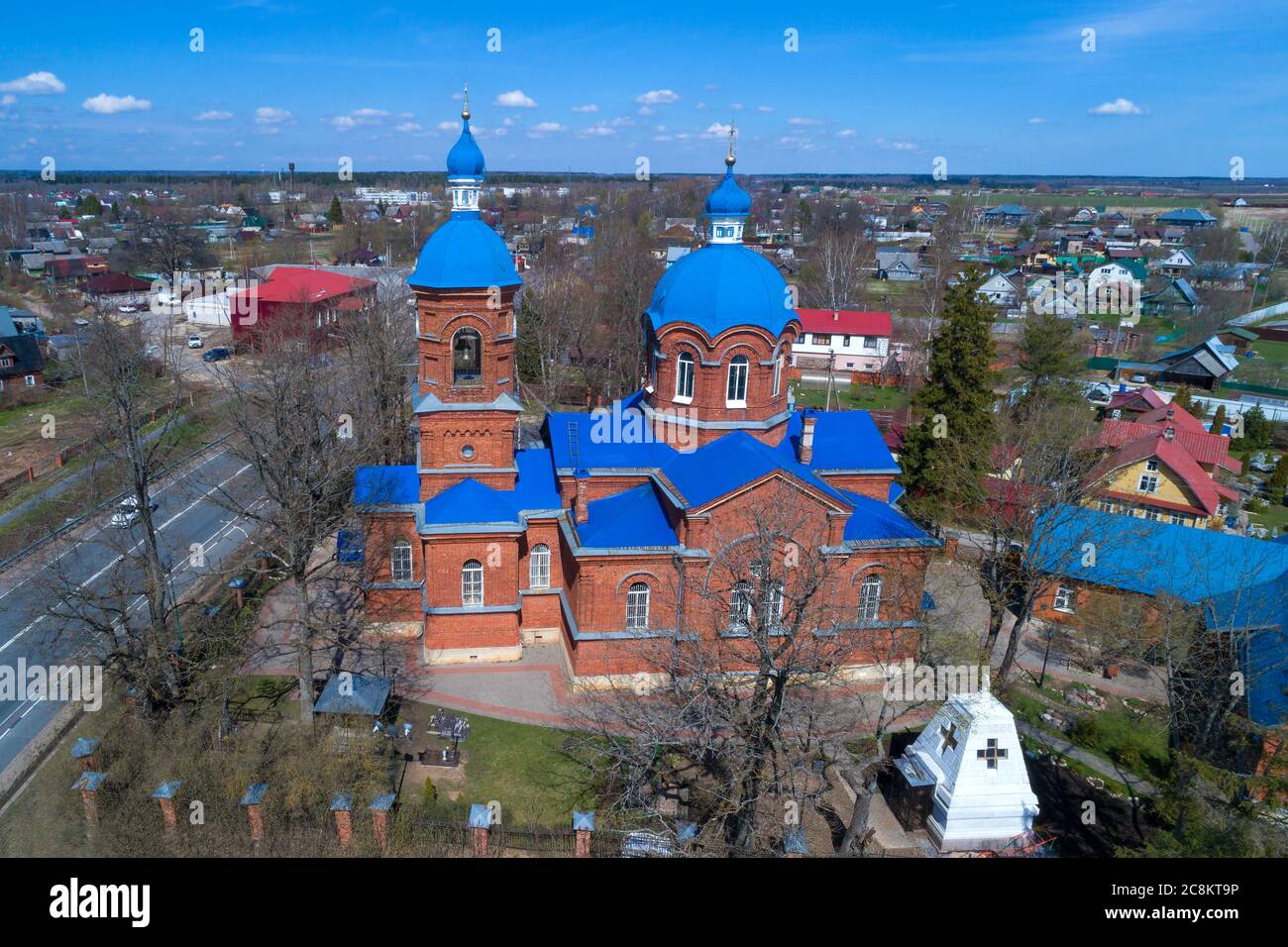 Chiesa della Natività della Beata Vergine Maria da vicino in una giornata di sole maggio (fotografia aerea). Rozhdestveno, regione di Leningrad. Russia Foto Stock