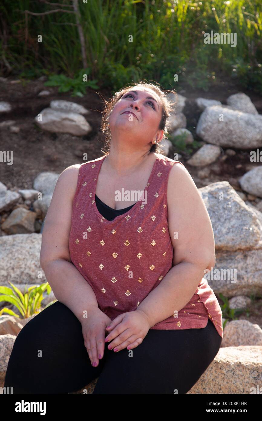 La donna guarda verso il cielo e si chiede cosa c'è sopra Foto Stock