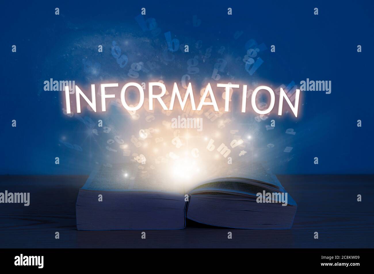 Iscrizione alle informazioni. Luce proveniente da libro aperto con informazioni di parola. Concetto di istruzione. Foto Stock
