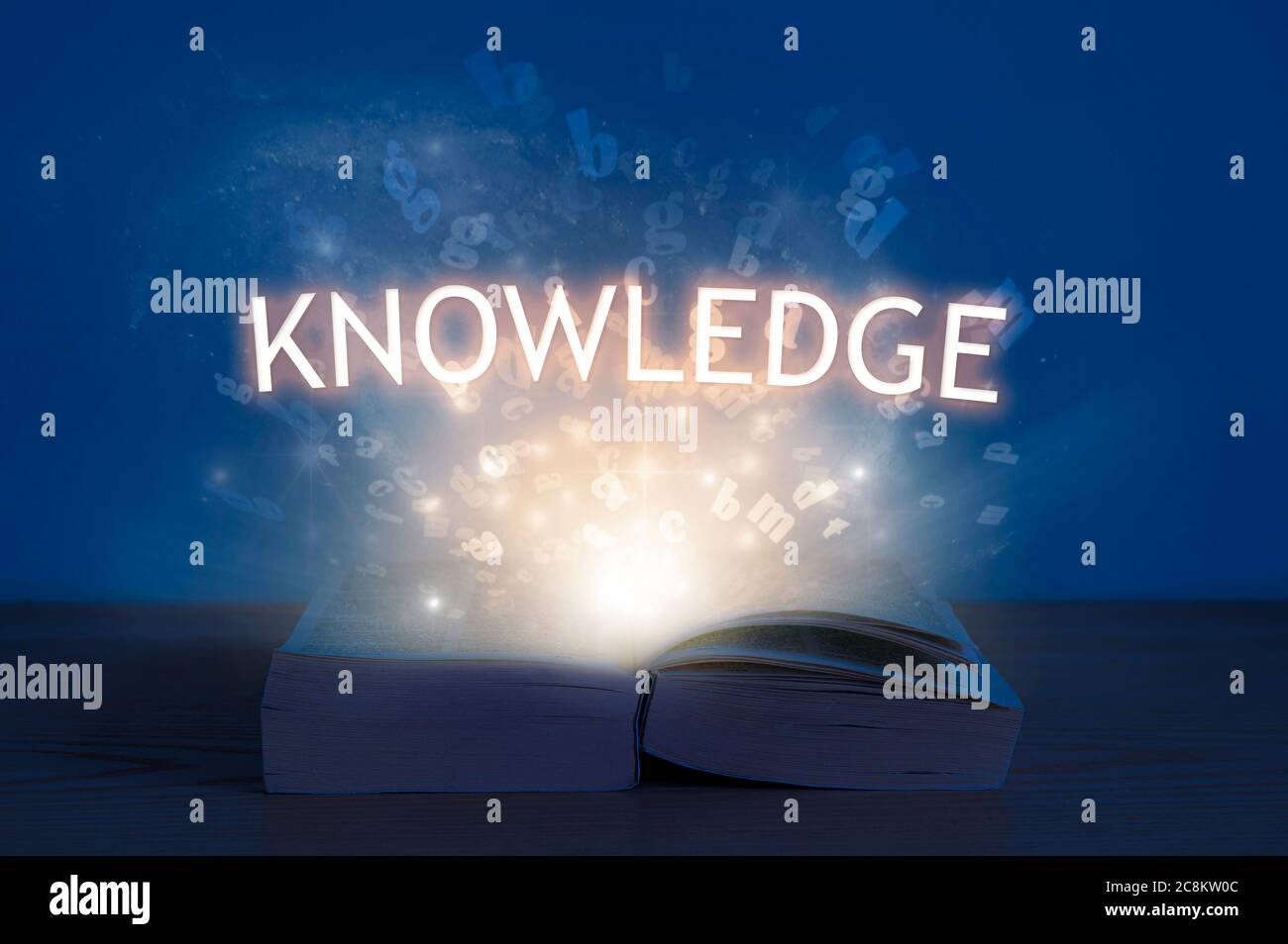 Iscrizione di conoscenza. Luce proveniente dal libro aperto con conoscenza delle parole. Concetto di istruzione. Foto Stock