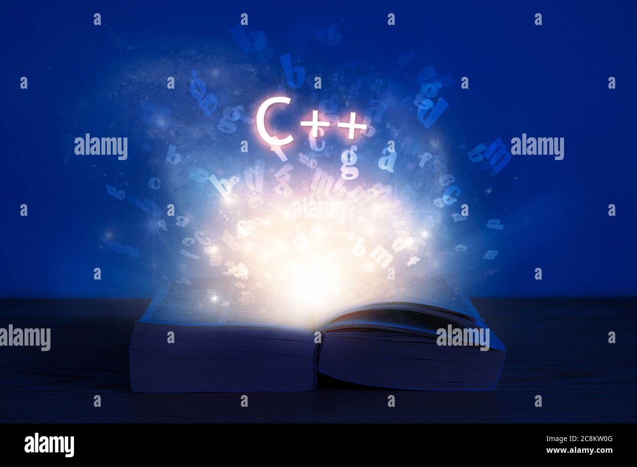 Apri il libro con l'iscrizione C++. Luce proveniente dal libro aperto con la parola C++. Imparare il linguaggio di programmazione. Foto Stock