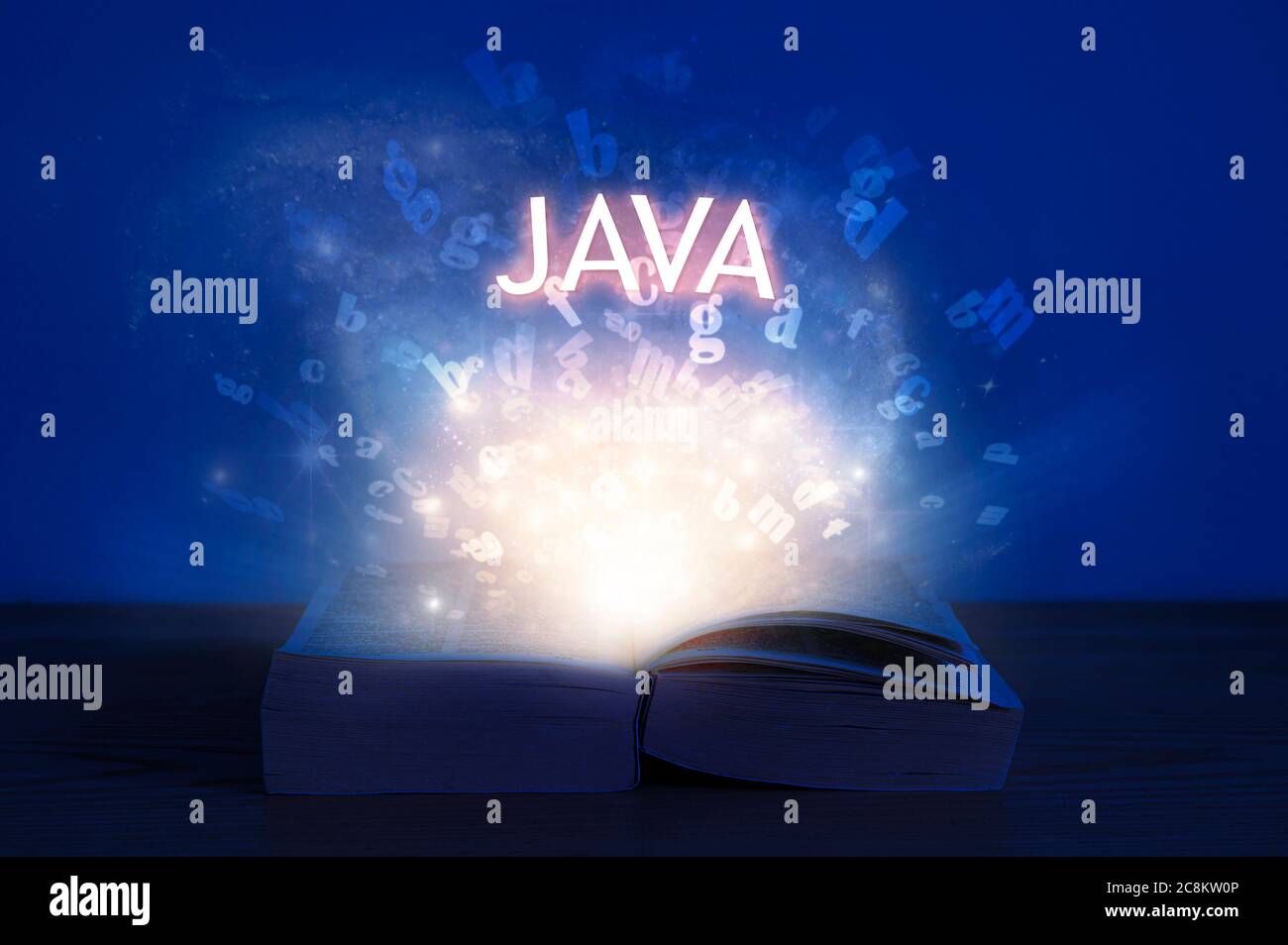 Apri il libro con l'iscrizione java. Luce proveniente dal libro aperto con la parola java. Imparare il linguaggio di programmazione. Foto Stock