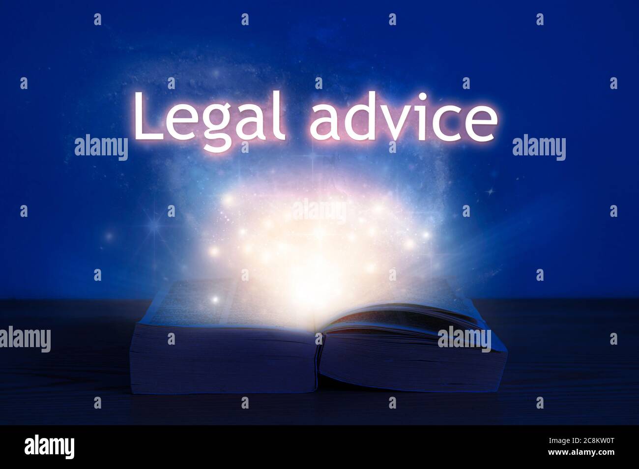 Aprire il libro con l'iscrizione di consulenza legale. Luce proveniente dal libro aperto con parole di consulenza legale. Foto Stock