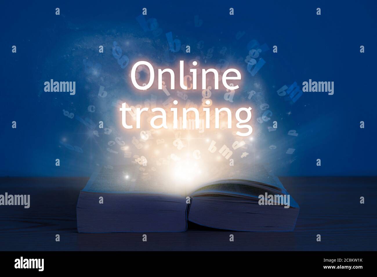Concetto di formazione online. Luce proveniente da libro aperto con formazione online di parole. Foto Stock