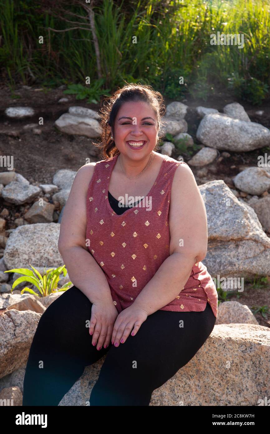 bella donna latina ridendo e sorridendo mentre ha ritratto preso Foto Stock