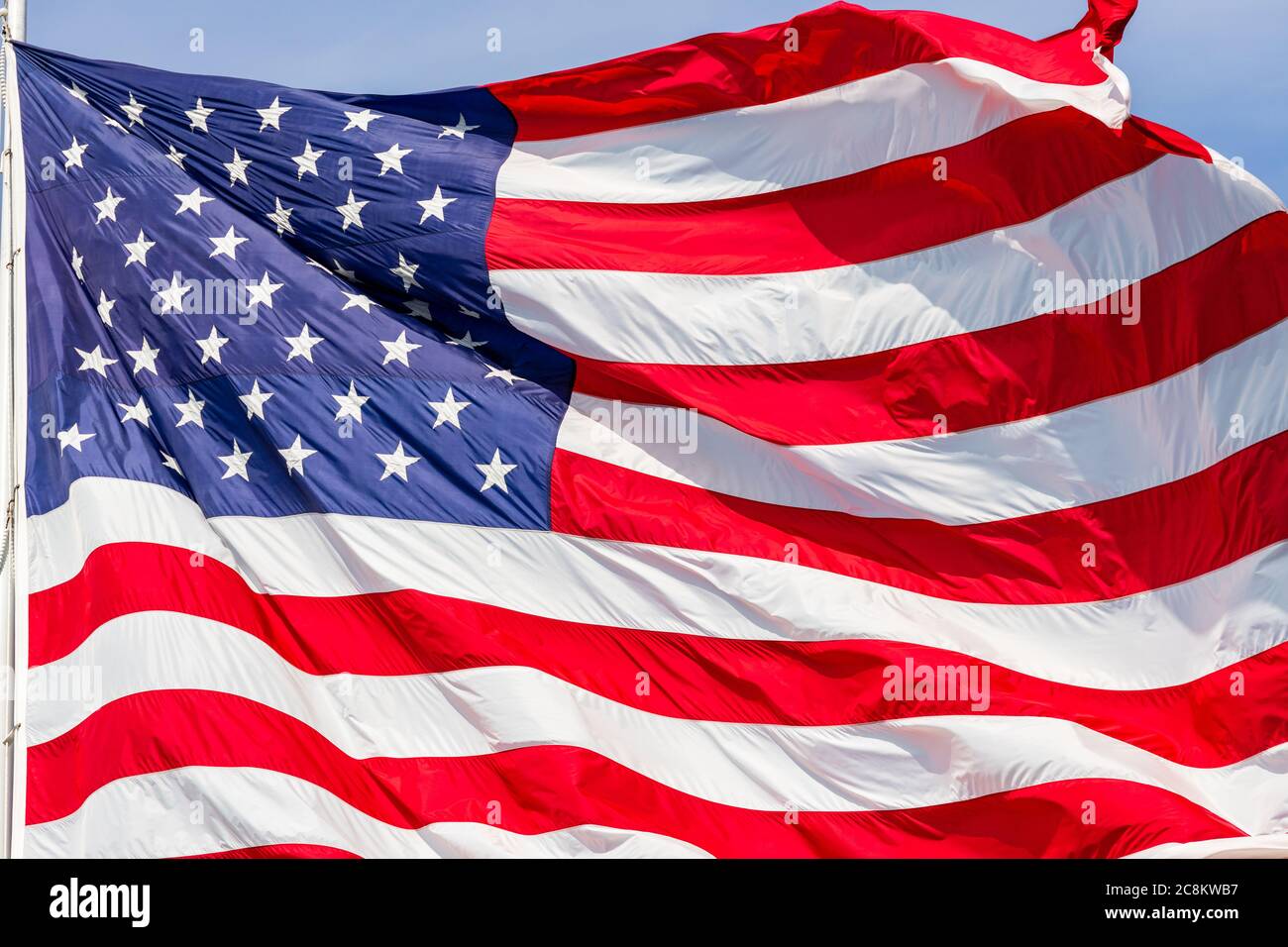 Grande bella bandiera americana che sventola nel vento, con colori rosso e  blu vivaci, che riempiono la cornice Foto stock - Alamy