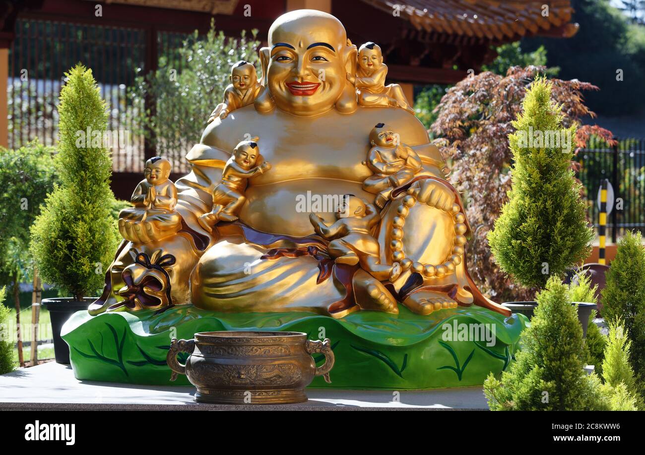 Statua di Budha nel tempio Khanh Anh , la più grande Pagoda buddista d'Europa. Si trova a Evry, 30 km a sud di Parigi, Francia Foto Stock