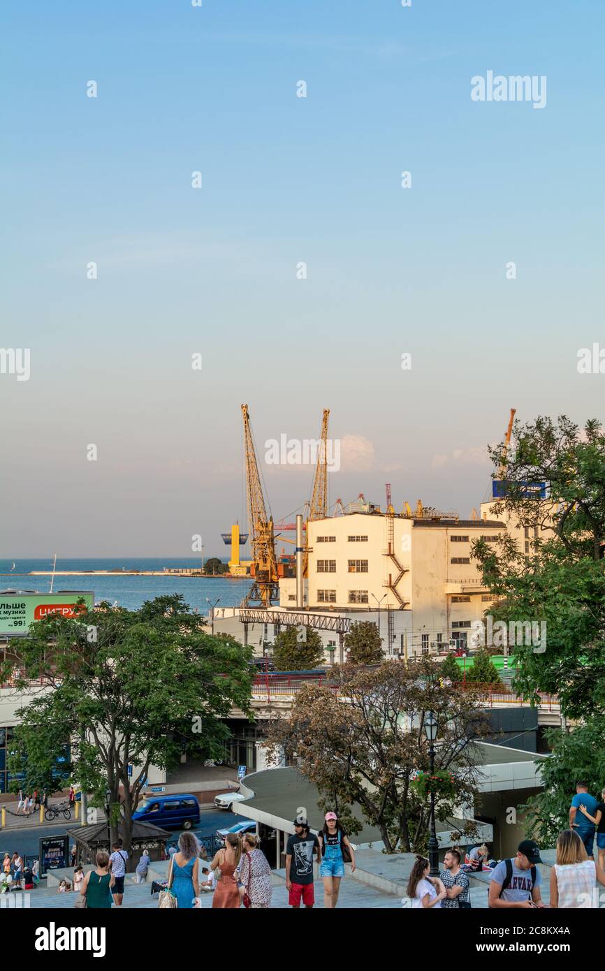 Ucraina, Odessa - 23 agosto 2019: Gru pesanti del porto nel porto di Odessa, vista del terminal portuale. Foto Stock