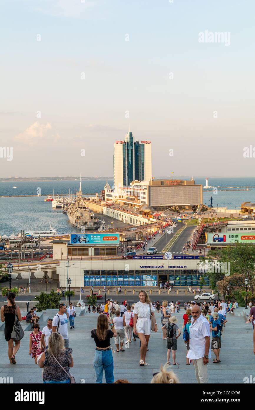 Ucraina, Odessa - 23 agosto 2019: I turisti sono fotografati sullo sfondo del porto marittimo di Odessa sulle scale Potemkin. Foto Stock