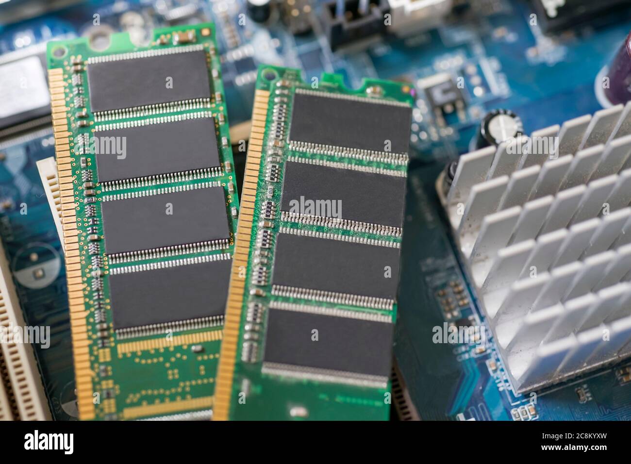 RAM DDR desktop, sullo sfondo di una scheda madre del computer, primo piano Foto Stock