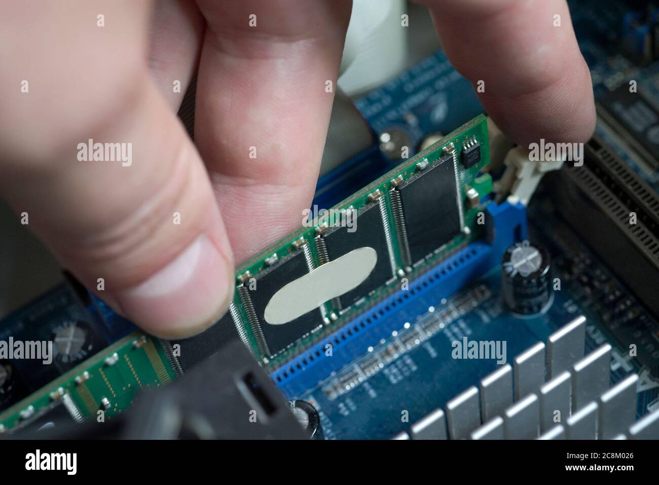 RAM DDR desktop, sullo sfondo di una scheda madre del computer, primo piano Foto Stock