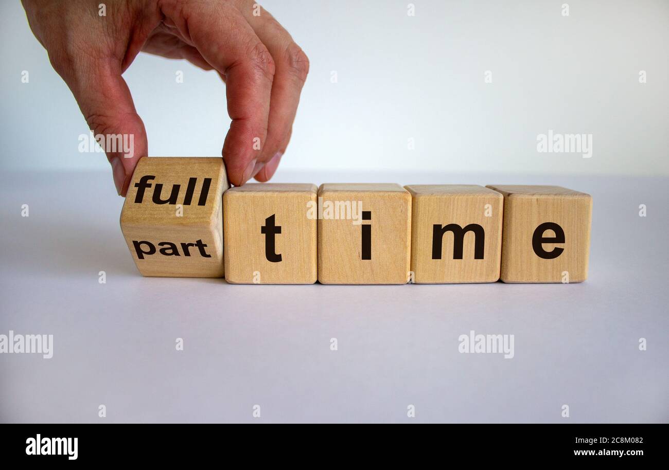 La mano sta girando un dado e cambia la parola 'full-time' in 'part-time' o viceversa. Splendido sfondo bianco. Concetto aziendale. Spazio di copia. Foto Stock