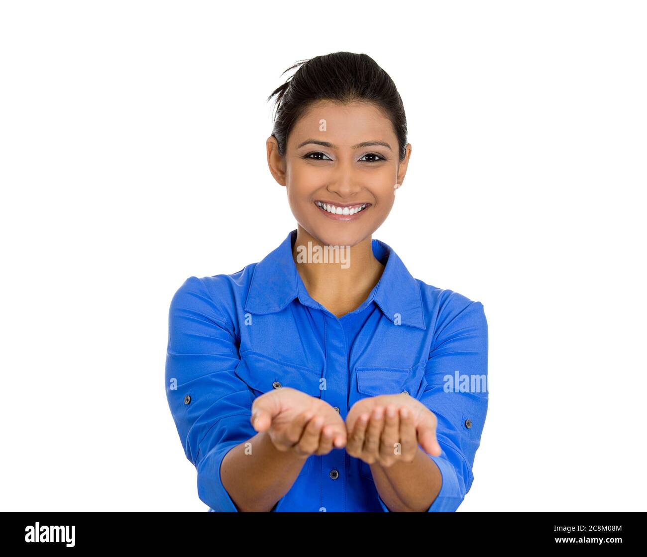 Ritratto di una giovane bella donna sorridente emozionata con braccia alzate di palme che vi offrono qualcosa, isolato su sfondo bianco. Foto Stock