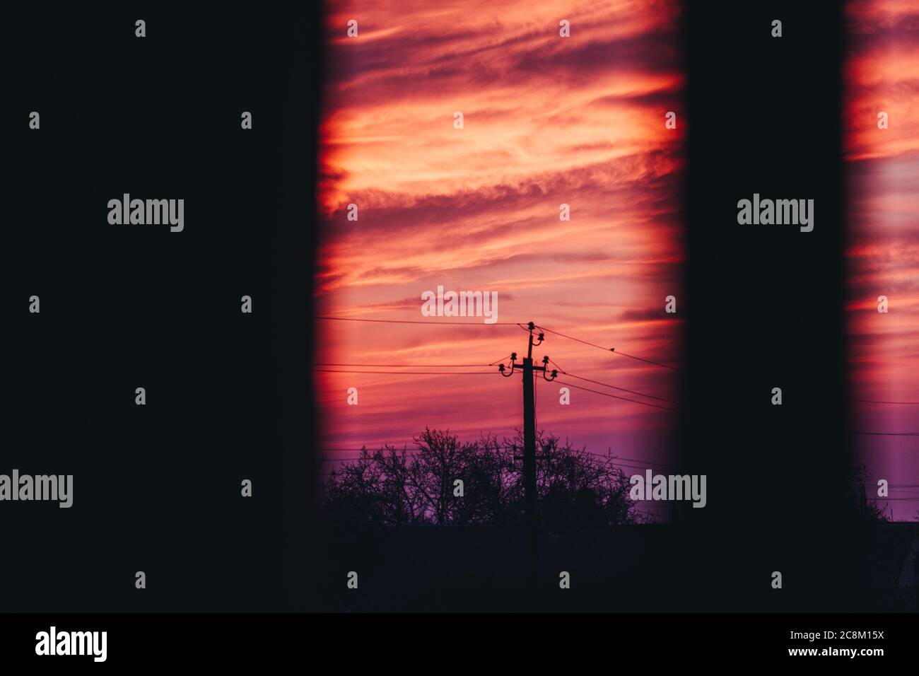 Bel cielo rosa con tramonto violetto e texture nuvolosa Foto Stock