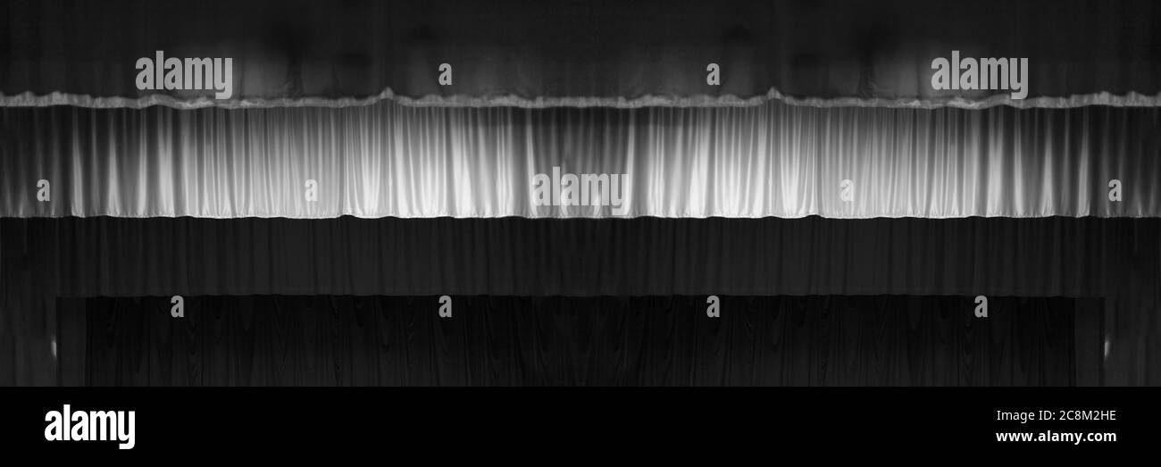 Tenda in velluto di colore rosso scuro con frange dorate. Texture sfondo per il design. Foto Stock