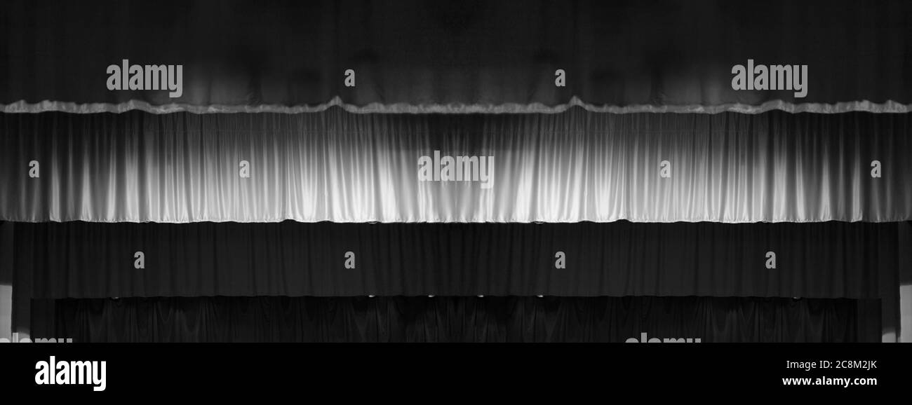 Tenda in velluto di colore rosso scuro con frange dorate. Texture sfondo per il design. Foto Stock