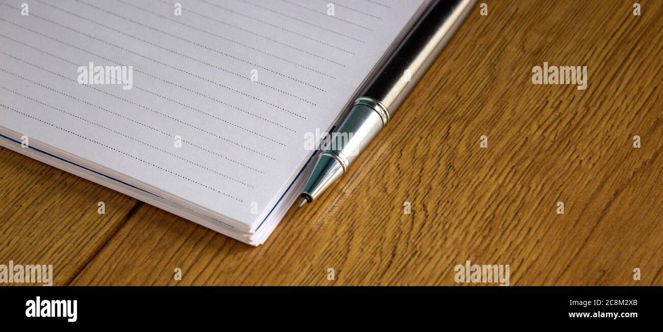 Notebook e penna su tavolo di legno. Concetto di business e istruzione. Foto Stock