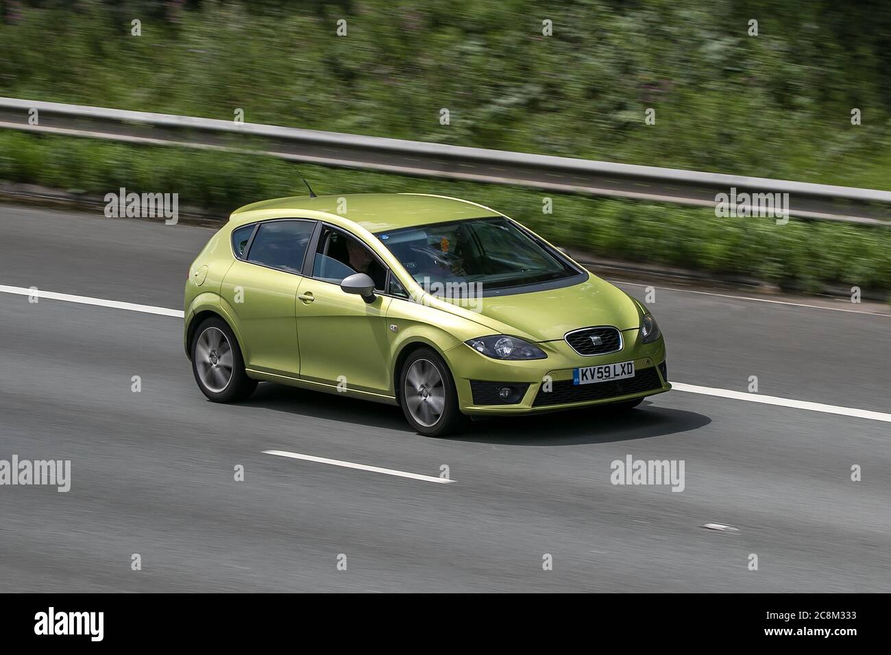 Una Leon Fr TDI Yellow Car Hatchback Diesel da 2009 posti che guida sull'autostrada M6 vicino a Preston in Lancashire, Regno Unito. Foto Stock