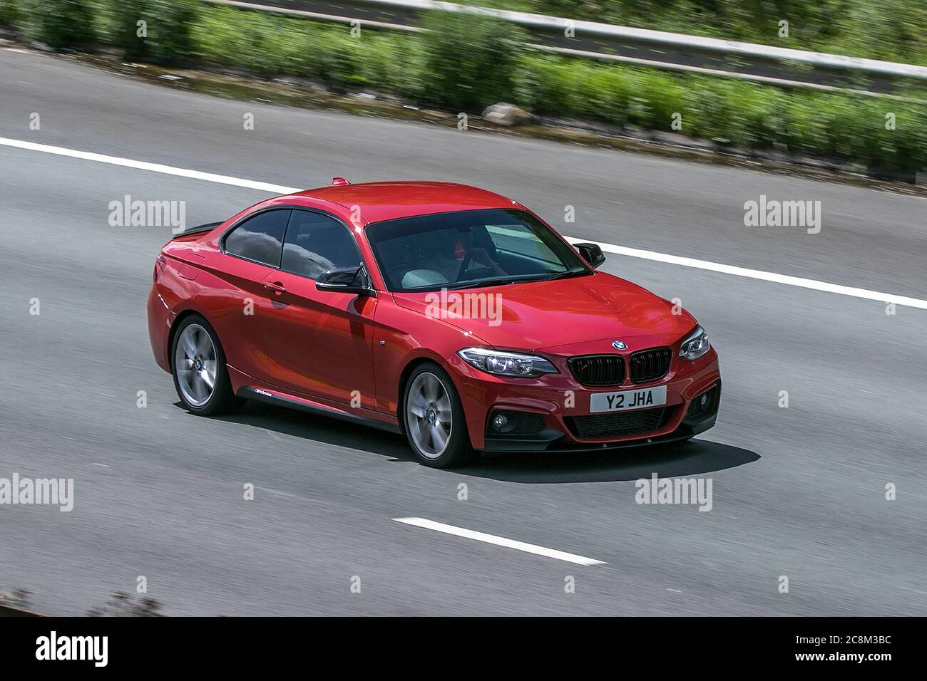 2015 rosso BMW 220D M Sport guida sull'autostrada M6 vicino a Preston in Lancashire, Regno Unito. Foto Stock