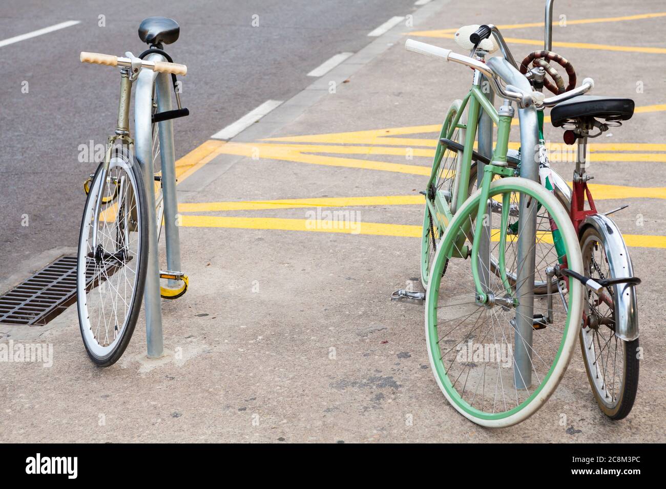 Valencia, Spagna - 07/16/2020: Biciclette a chiave sul lungomare Foto Stock