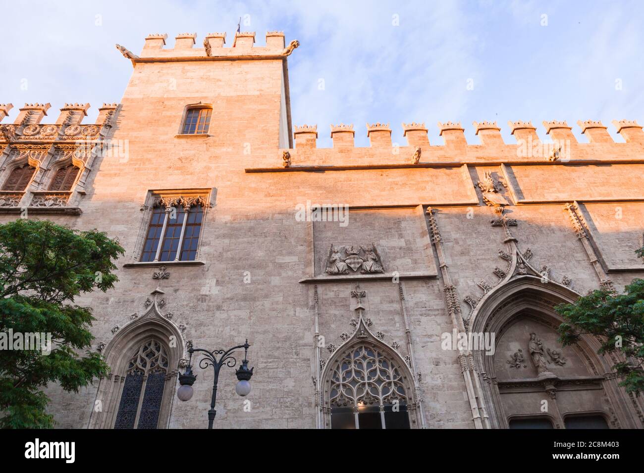 Antico edificio del mercato della seta, città di Valencia, Spagna. Area pubblica Foto Stock